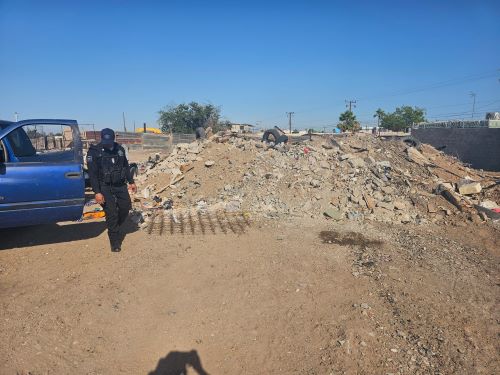 DETIENEN A DOS TIRANDO&nbsp;ESCOMBRO